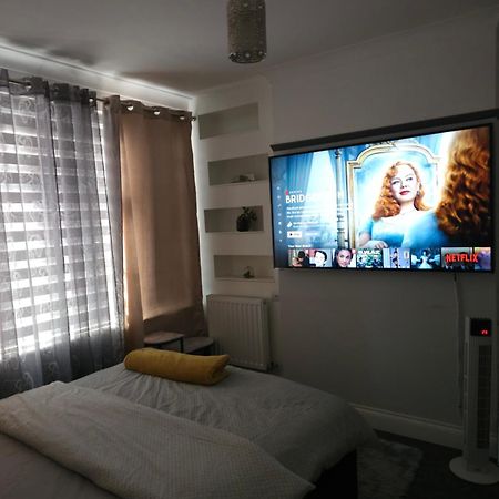 Chi'S Home Dagenham Dış mekan fotoğraf